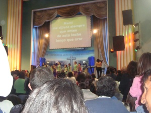 The mother´s day service at Mision Vida (my home church in montevideo). It was pretty cute--a group of kids did a coreographed dance to a song dedicated to all the moms. 